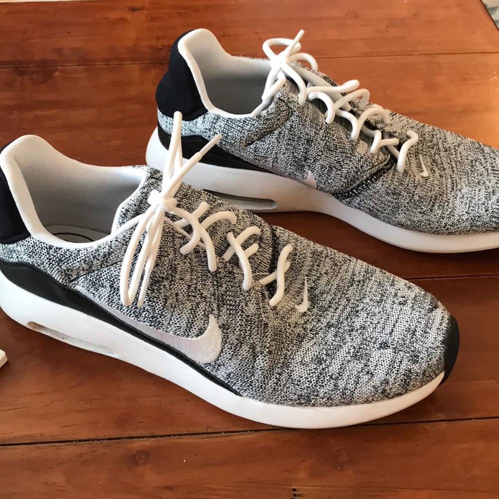 Men’s fly knit Nike sneakers